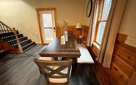 Smokey Mountain Retreat, Hot Tub, Game Room, Sleeps 8!