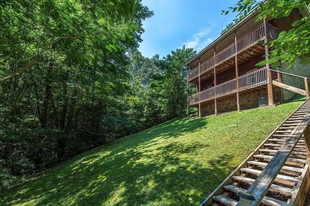 Smokey Mountain Retreat, Hot Tub, Game Room, Sleeps 8! Gatlinburg Exterior photo