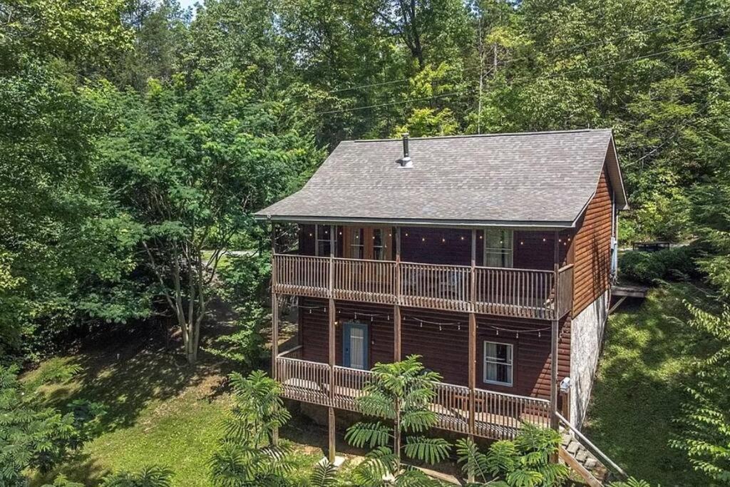 Smokey Mountain Retreat, Hot Tub, Game Room, Sleeps 8! Gatlinburg Exterior photo