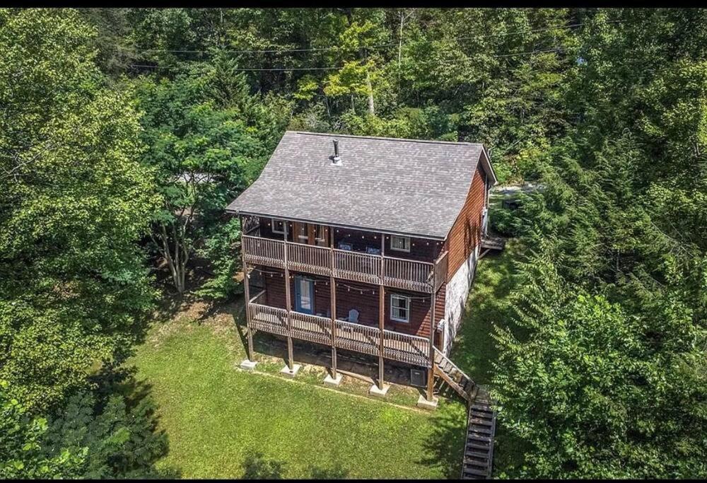 Smokey Mountain Retreat, Hot Tub, Game Room, Sleeps 8! Gatlinburg Exterior photo