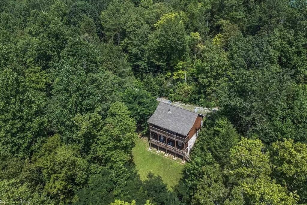 Smokey Mountain Retreat, Hot Tub, Game Room, Sleeps 8! Gatlinburg Exterior photo