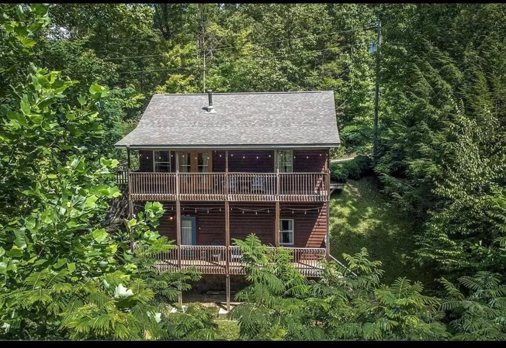 Smokey Mountain Retreat, Hot Tub, Game Room, Sleeps 8! Gatlinburg Exterior photo