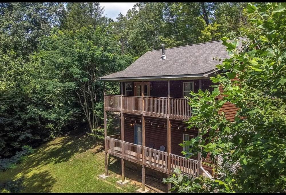 Smokey Mountain Retreat, Hot Tub, Game Room, Sleeps 8! Gatlinburg Exterior photo