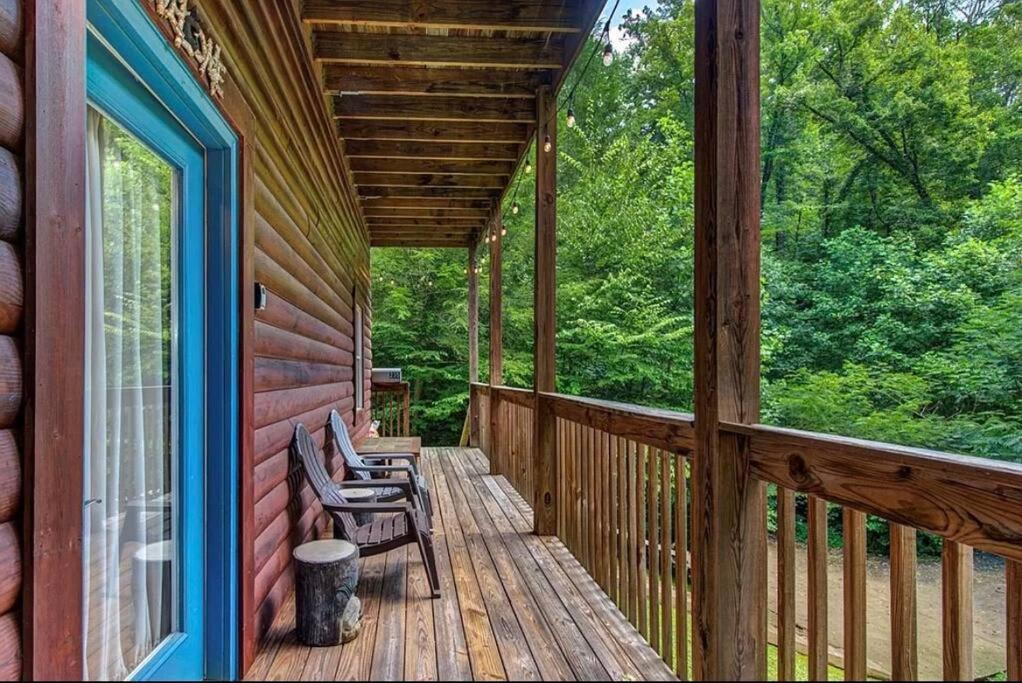 Smokey Mountain Retreat, Hot Tub, Game Room, Sleeps 8! Gatlinburg Exterior photo