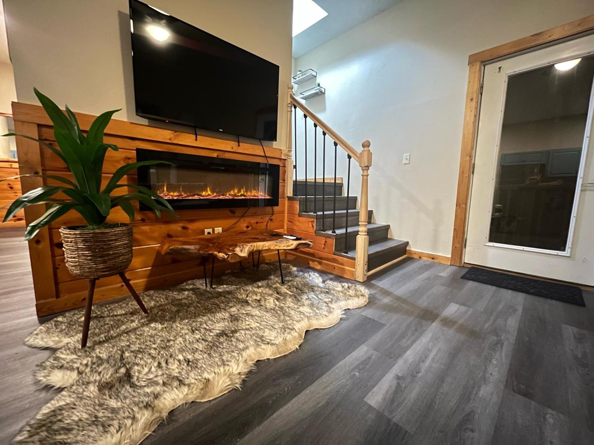 Smokey Mountain Retreat, Hot Tub, Game Room, Sleeps 8! Gatlinburg Exterior photo
