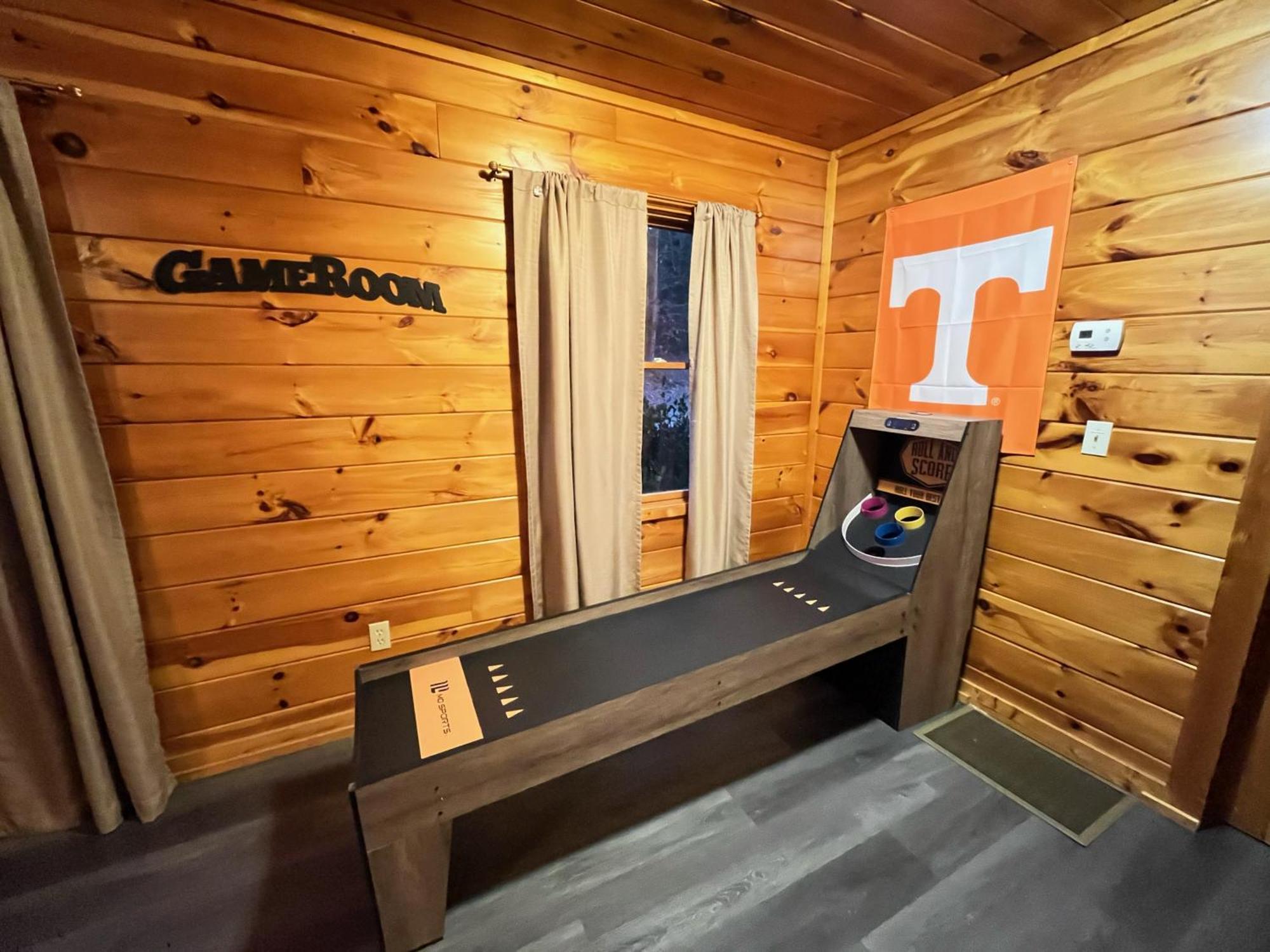Smokey Mountain Retreat, Hot Tub, Game Room, Sleeps 8! Gatlinburg Exterior photo
