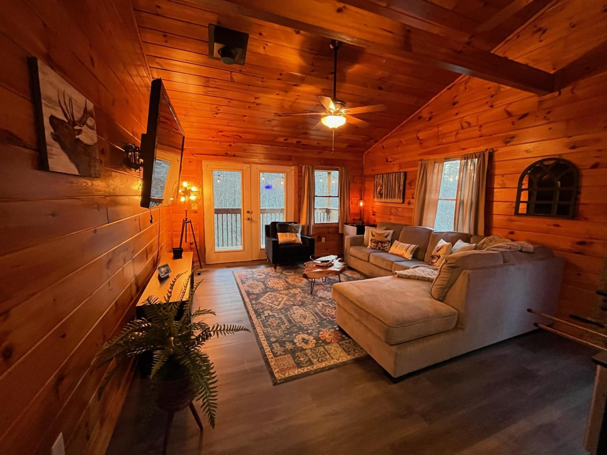 Smokey Mountain Retreat, Hot Tub, Game Room, Sleeps 8! Gatlinburg Exterior photo