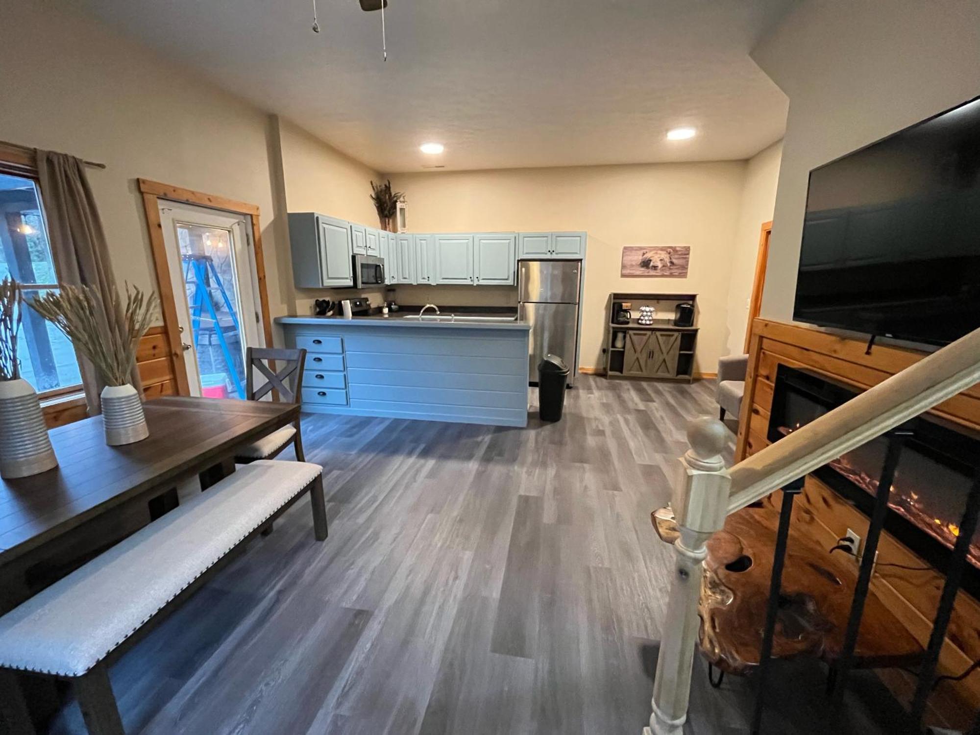 Smokey Mountain Retreat, Hot Tub, Game Room, Sleeps 8! Gatlinburg Exterior photo