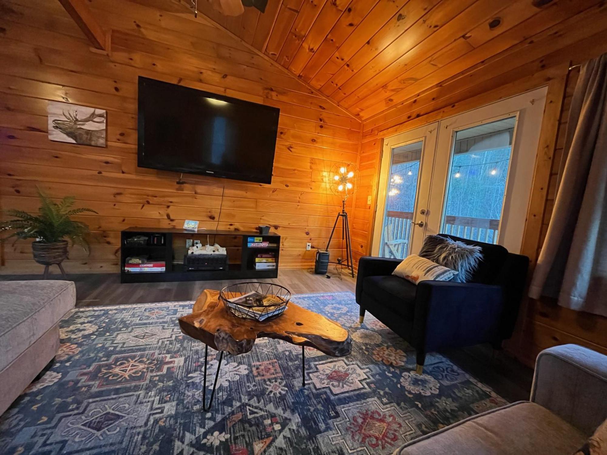 Smokey Mountain Retreat, Hot Tub, Game Room, Sleeps 8! Gatlinburg Exterior photo