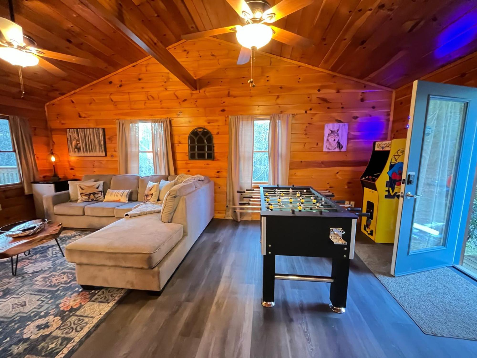 Smokey Mountain Retreat, Hot Tub, Game Room, Sleeps 8! Gatlinburg Exterior photo