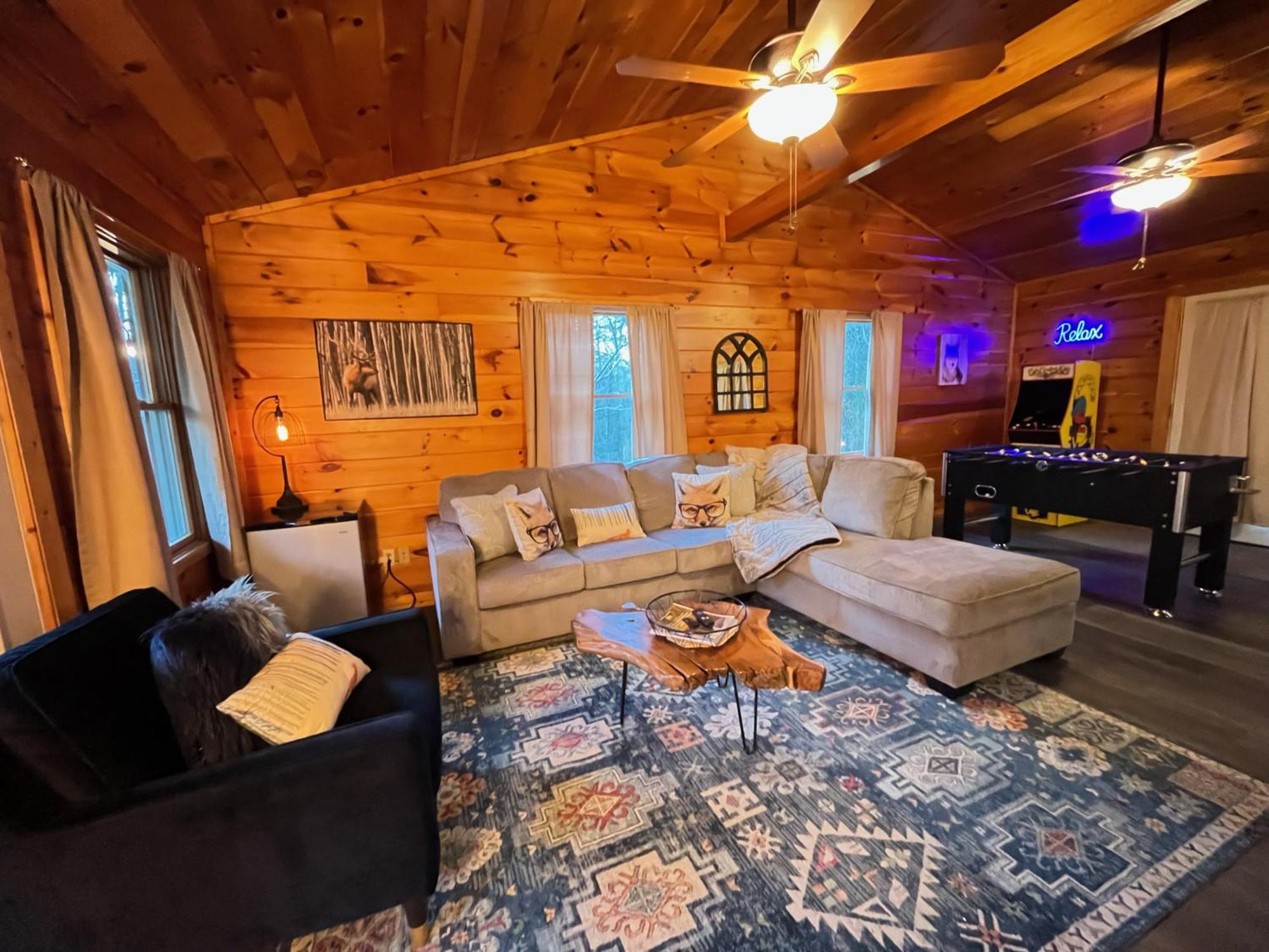 Smokey Mountain Retreat, Hot Tub, Game Room, Sleeps 8! Gatlinburg Exterior photo