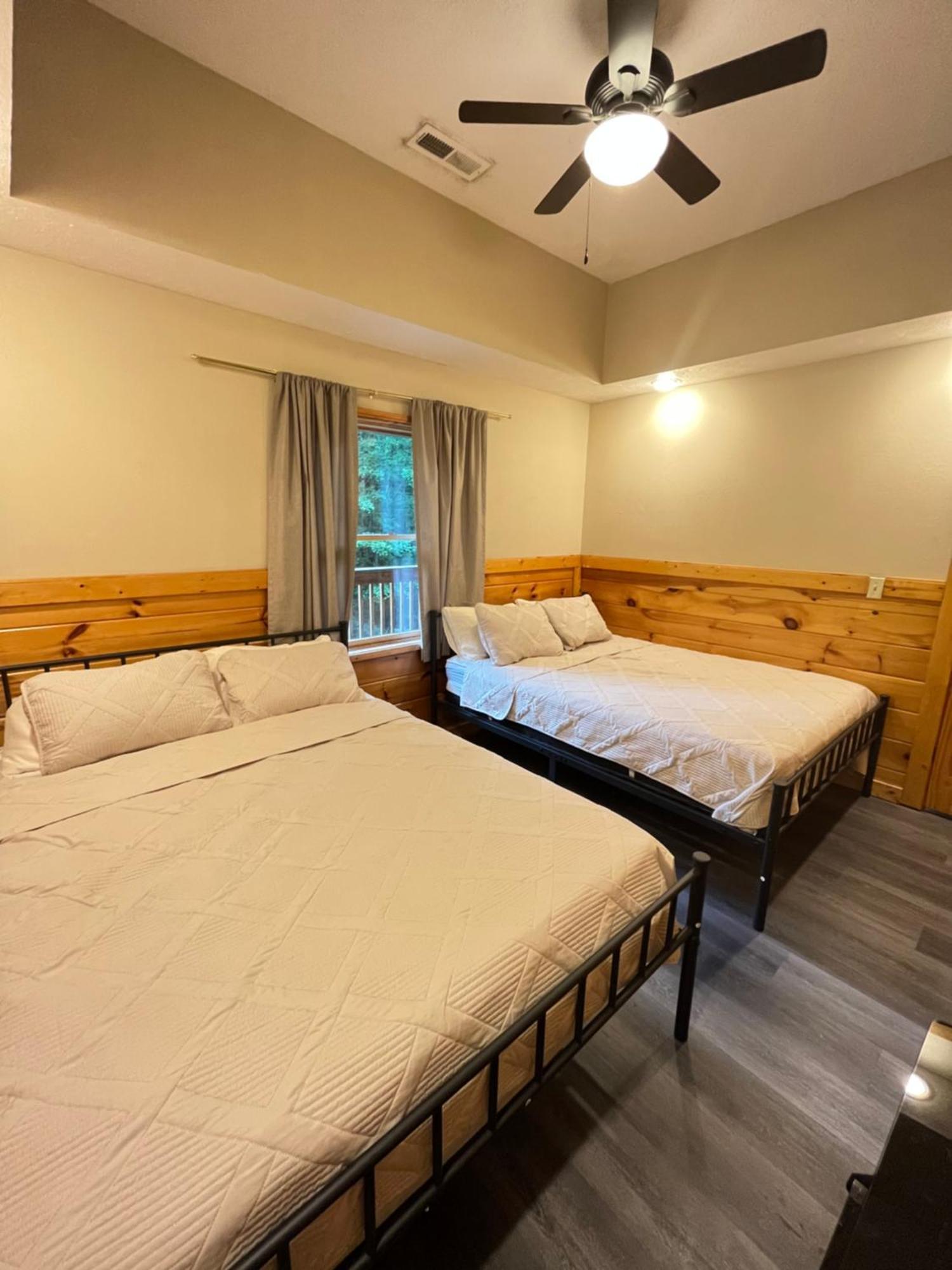 Smokey Mountain Retreat, Hot Tub, Game Room, Sleeps 8! Gatlinburg Exterior photo